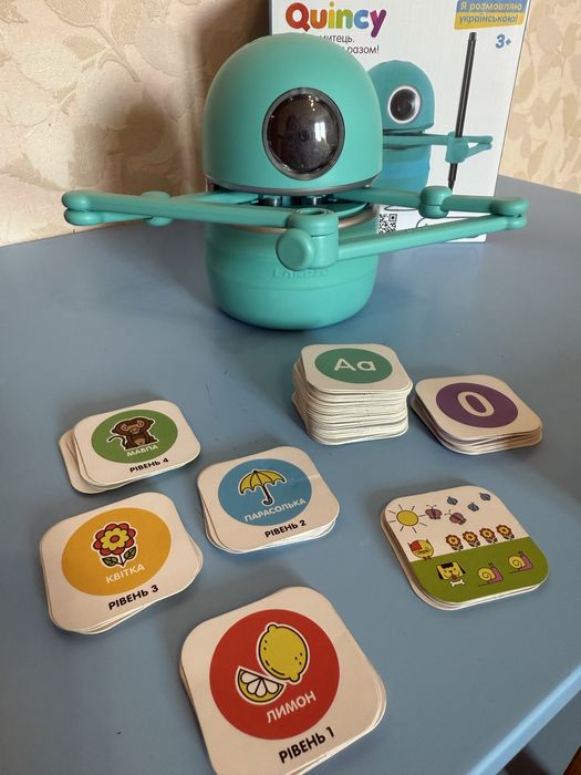 Робот митець чудова іграшка