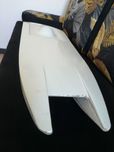 Duży kadłub ślizgu katamaran. 106 cm długości, wykonany z laminatu.