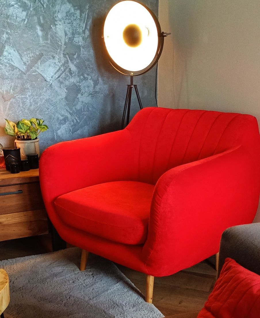 Piękny, czerwony fotel