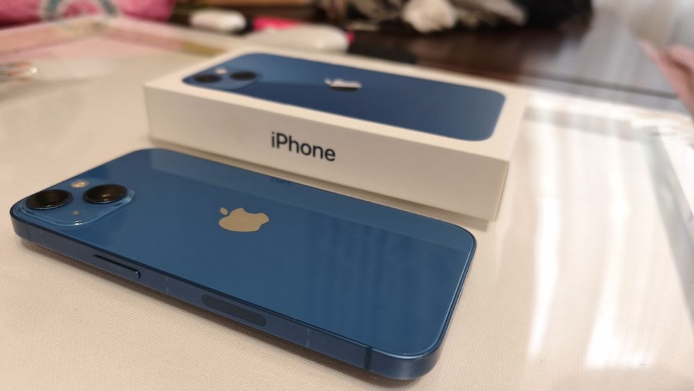 Телефон iPhone 13