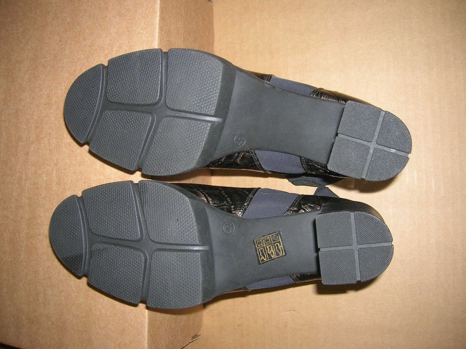 Жіночі шкіряні ботильйони LORBAC з крокодиловим візерунком. Розмір 41