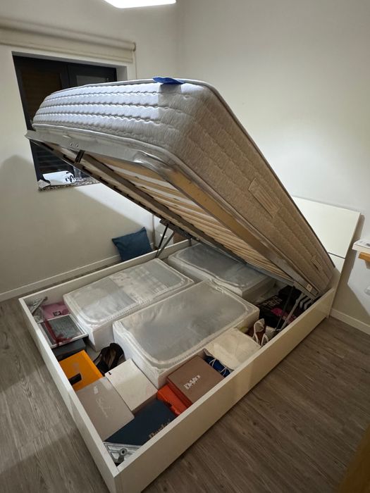 Cama de casal 140x190cm com arrumação + colchão + mesinha