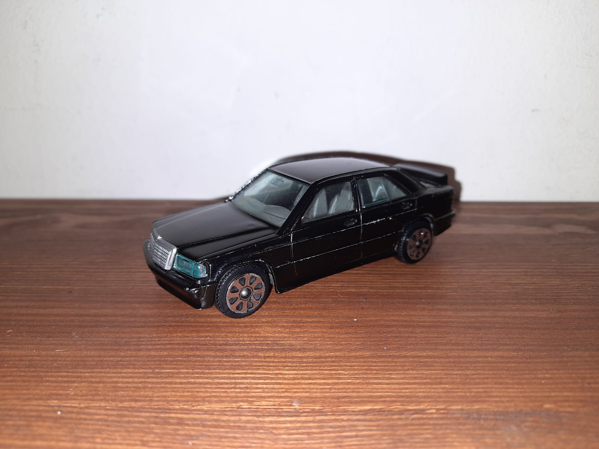 bburago mercedes 190 E 190e 1/43