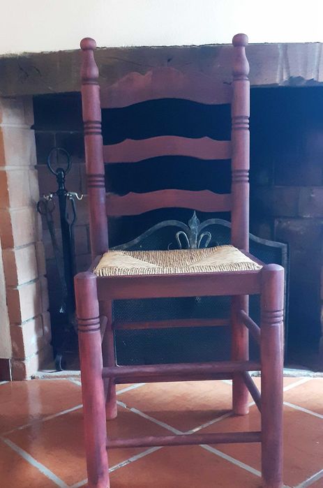 Cadeiras em madeira maciça com assento de Boinho, em muito bom estado