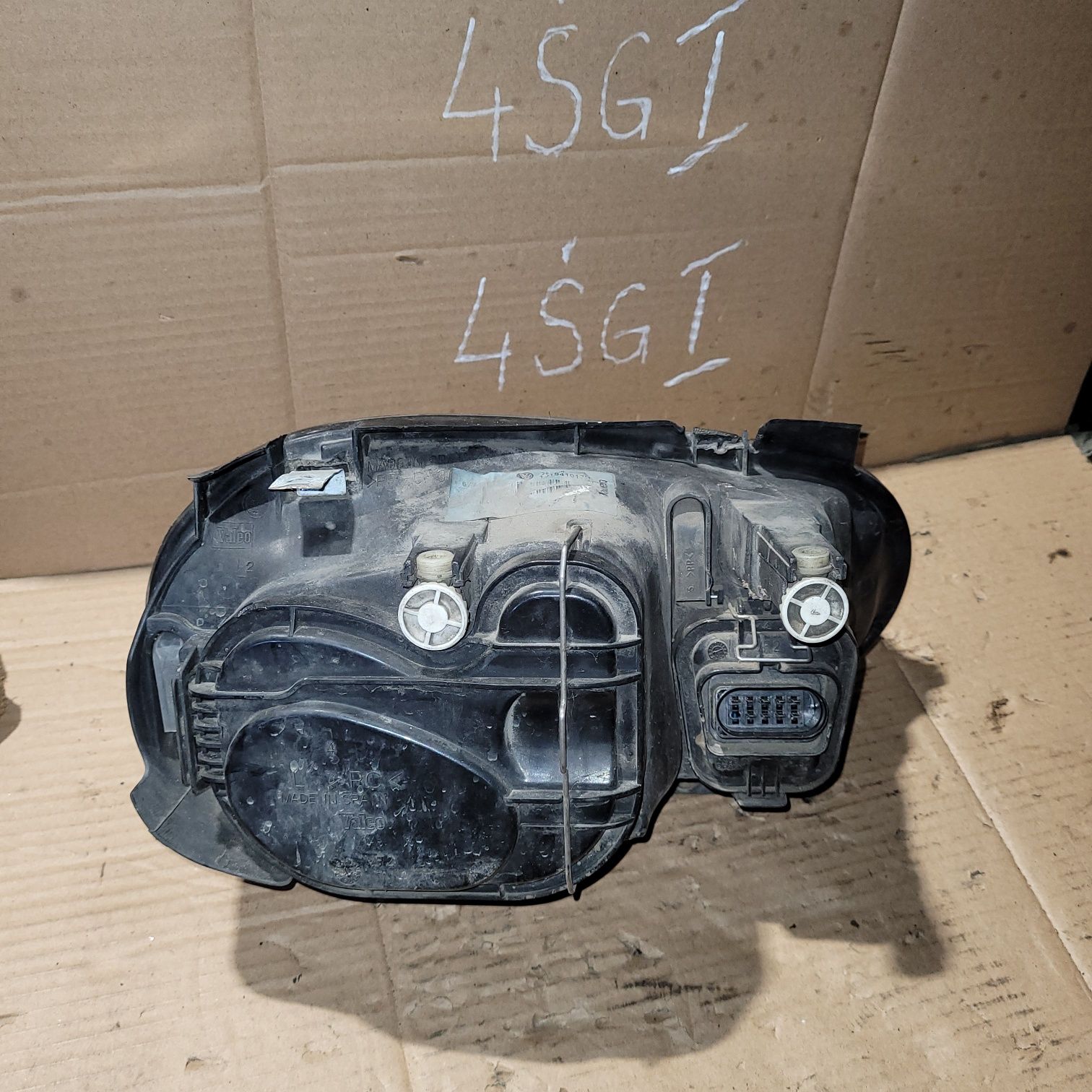 Lampa przód lewa vw golf IV 2001r VALEO