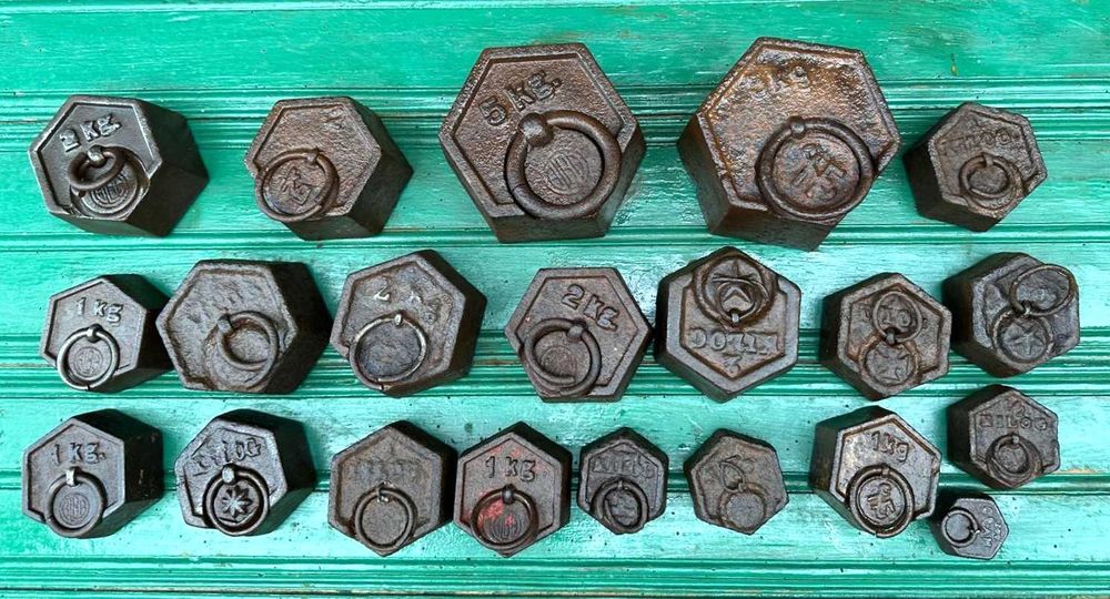 Pesos de balança antigos em ferro