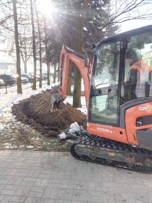 Przecisk kretem, minikoparka, prace ziemne, światłowody