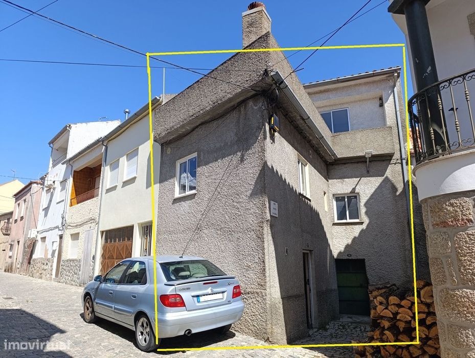 Casa Típica com 3 Pisos e Terraço