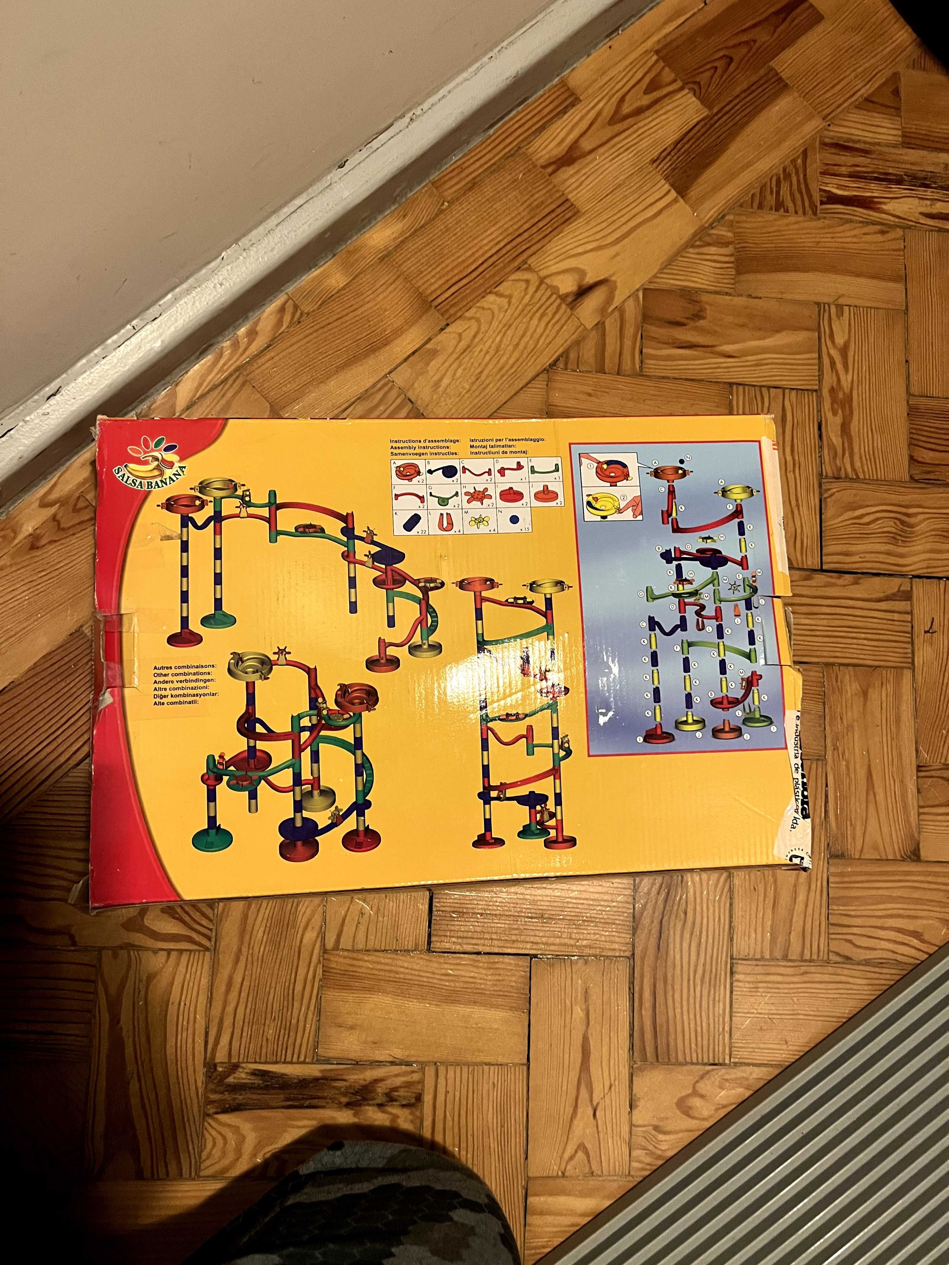 Jogo criança circuito de bolas