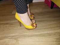 Musztardowe szpilki Peep toe 38 kazar