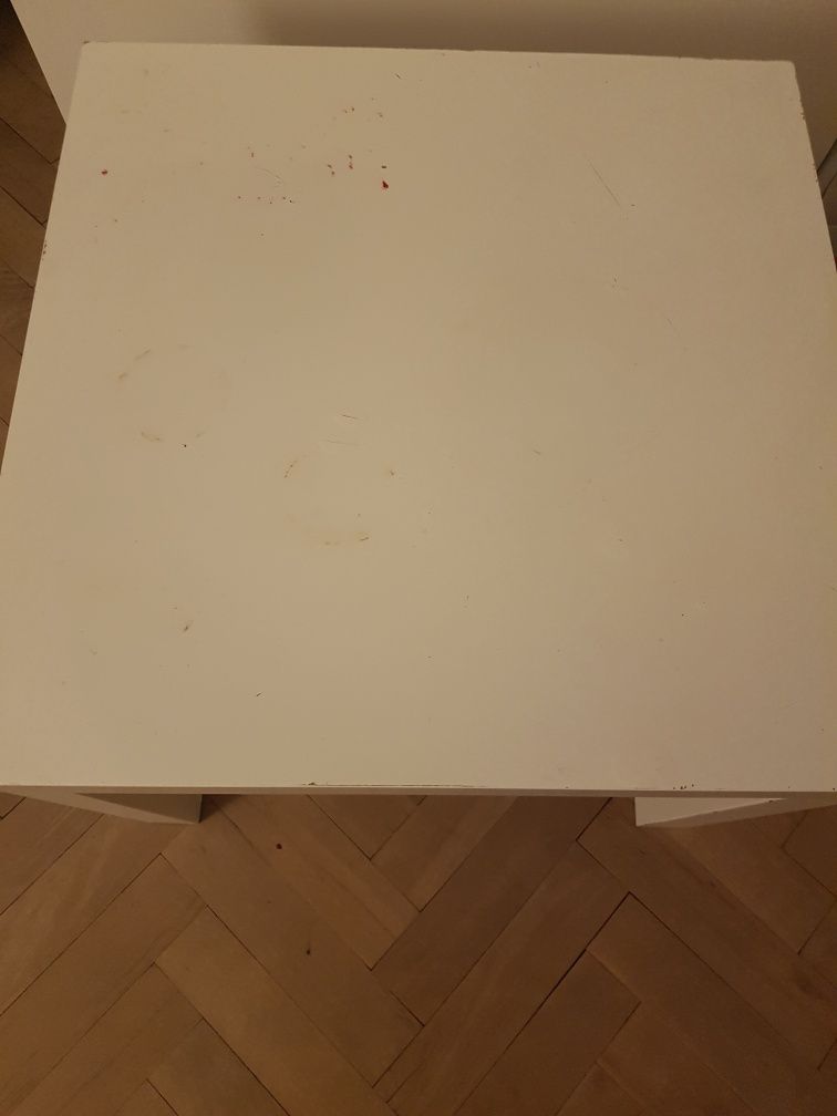 Maly biały stolik Ikea