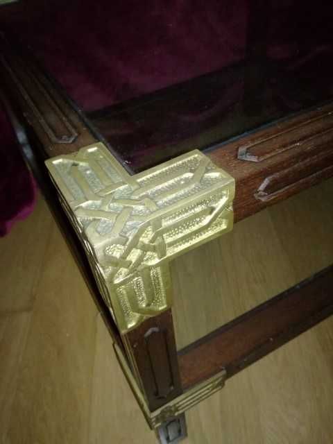 Bonita Mesa de Centro/Apoio em madeira e vidro com aplicações em latão