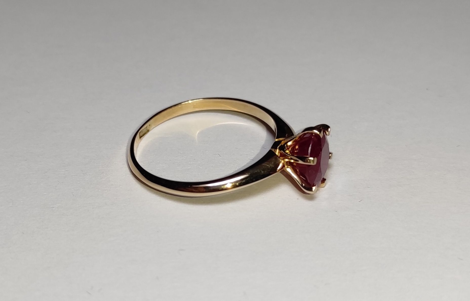 Женское золотое кольцо с рубином 1,65 карат 17 мм. Желтое золото. NEW