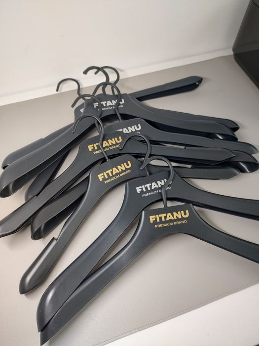 Wieszaki czarne Fitanu