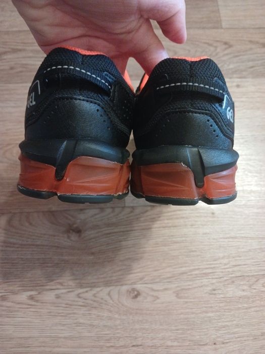 Кросівки хлопчику 38р.Взуття чоловіче ASICS. Кроссовки