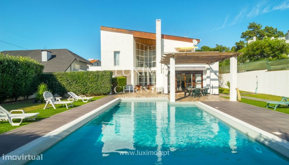 Moradia com jardim e piscina, para venda, junto à Praia de Miramar