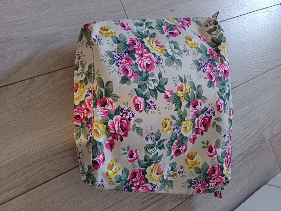 O Bag Mini, beżowy organizer w kolorowe kwiaty do torebki
