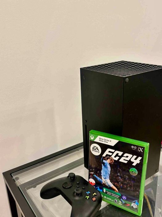 XBOX Series X z napędem Blu-
ray 4K UHD + Gra XBOX EA Sports FC 24