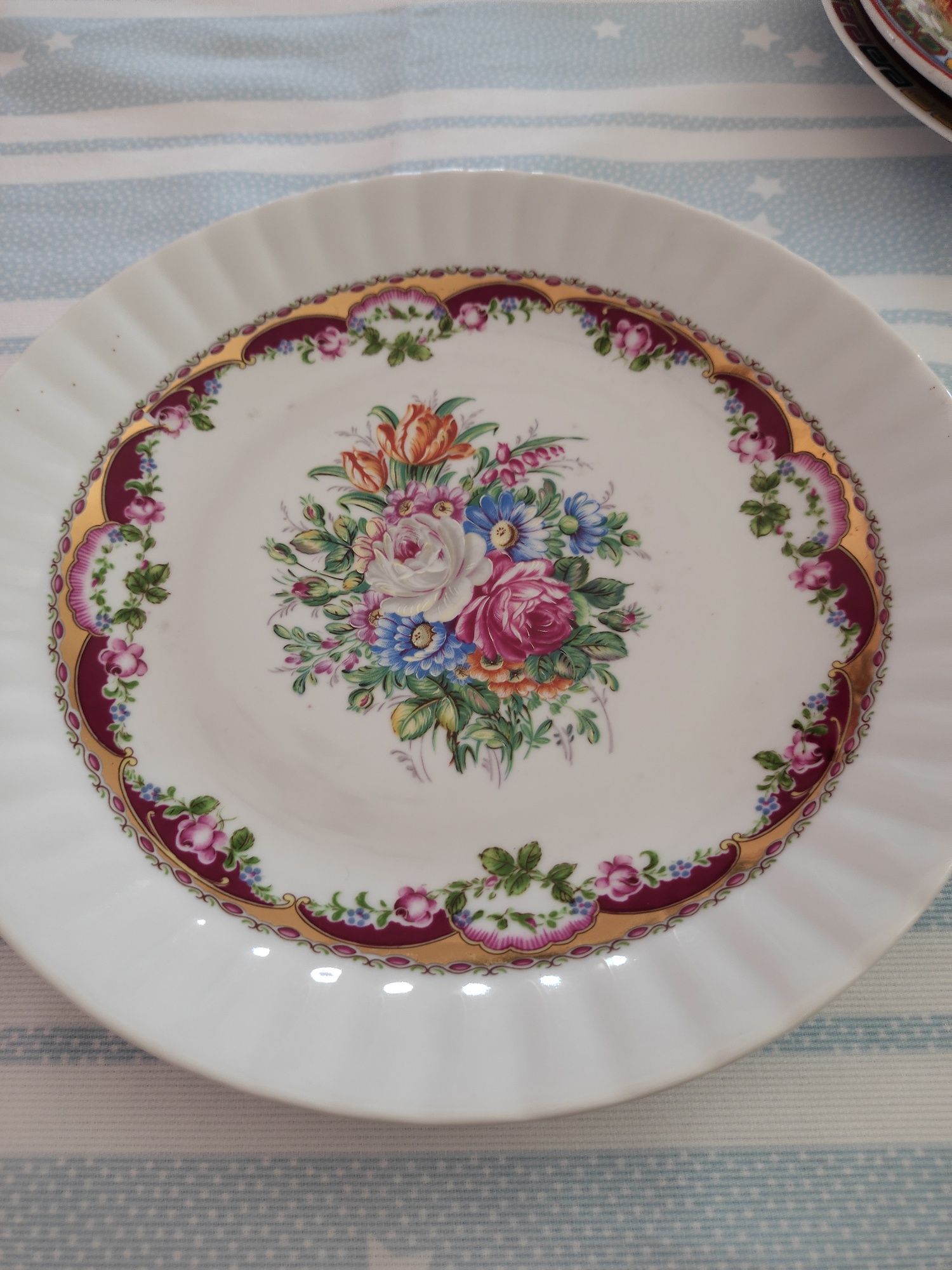 Pratos decorativos.