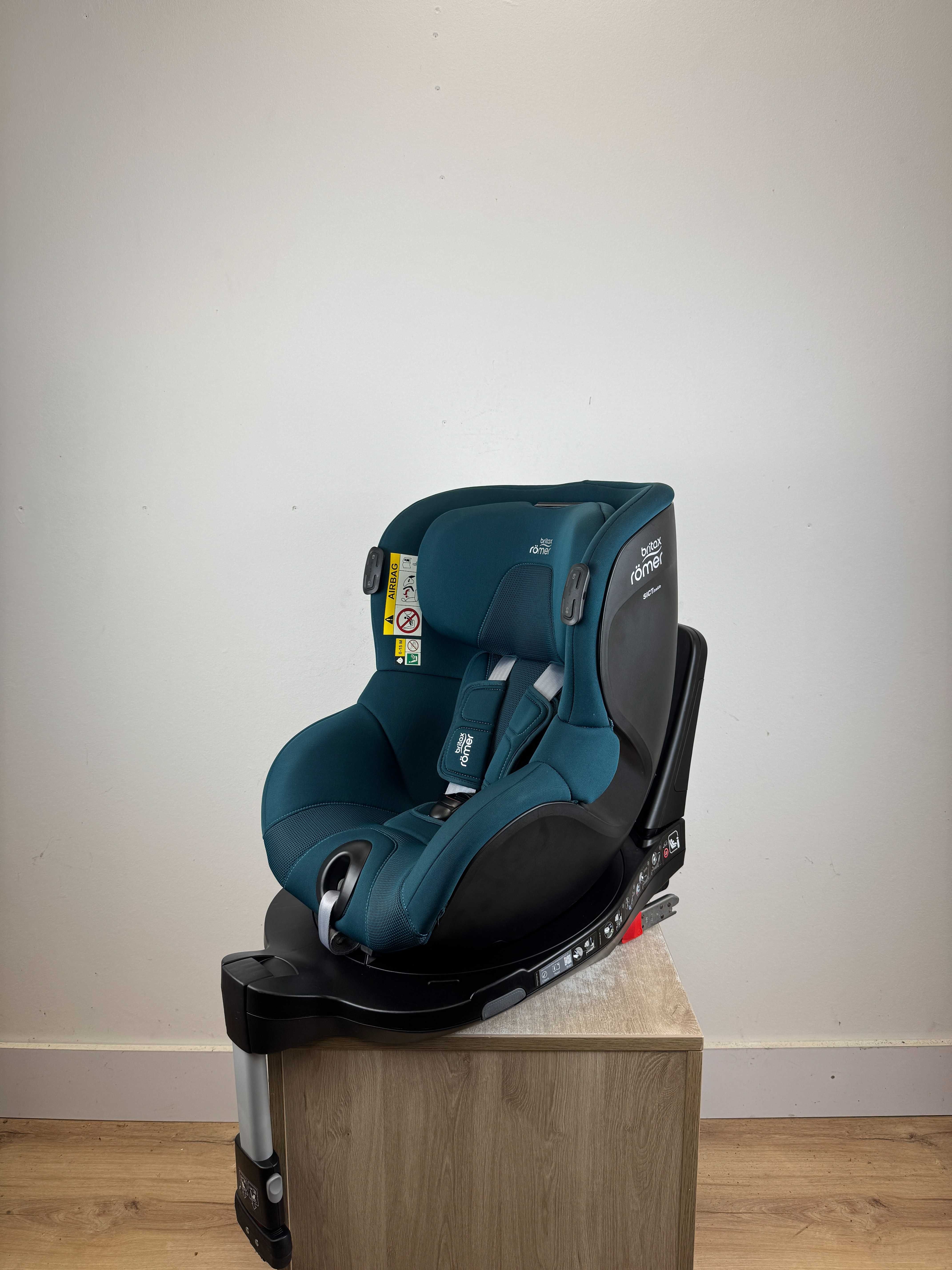 Britax Romer Dualfix 3 i-Size  + baza Flex Base iSense