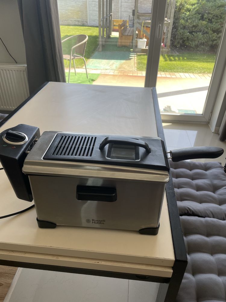 Фритюрниця Russell Hobbs полупрофесійна