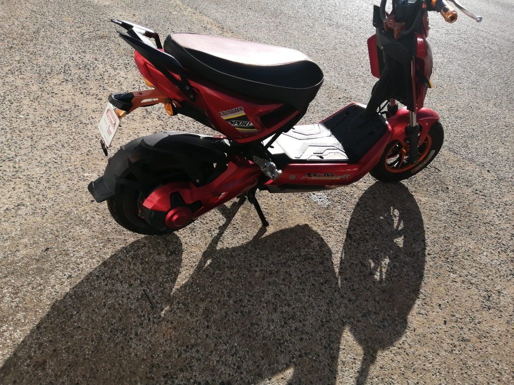 Scooter elétrica 
Velocidade máxima 52km/h
Bateria de lítio 60v, 30ah