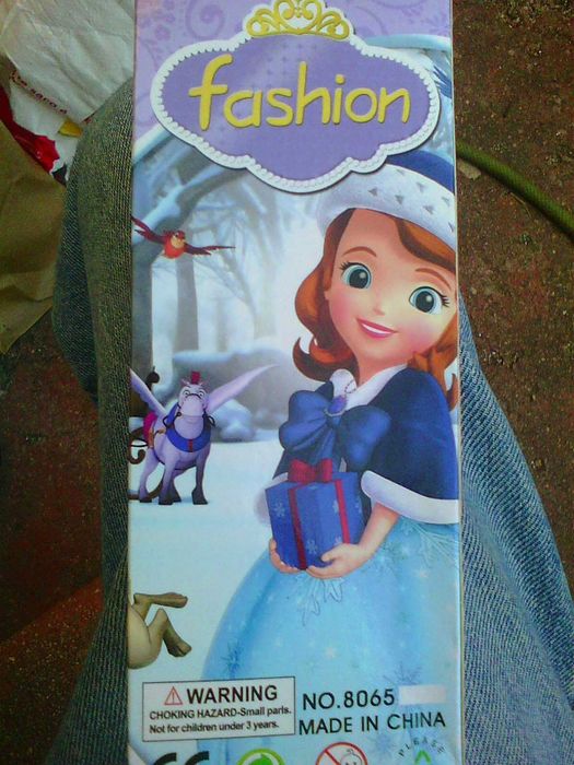 boneca na caixa princesa Sofia knock off