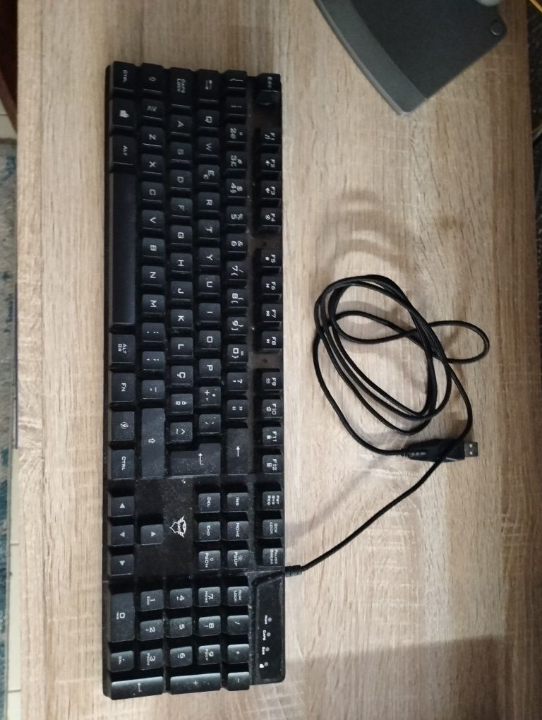 Teclado trust RGB
