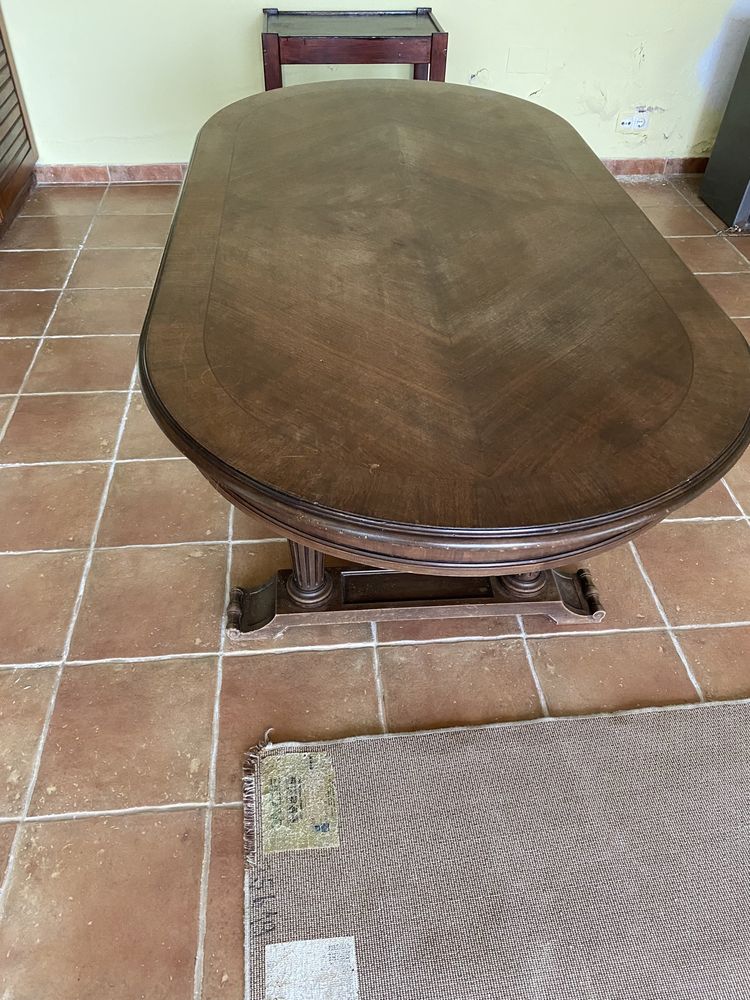 Mesa de jantar oval antiga