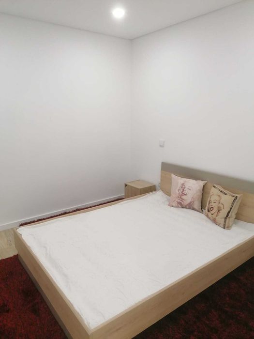 Cama de casal com mesas de cabeceira e estrado! Para desocupar