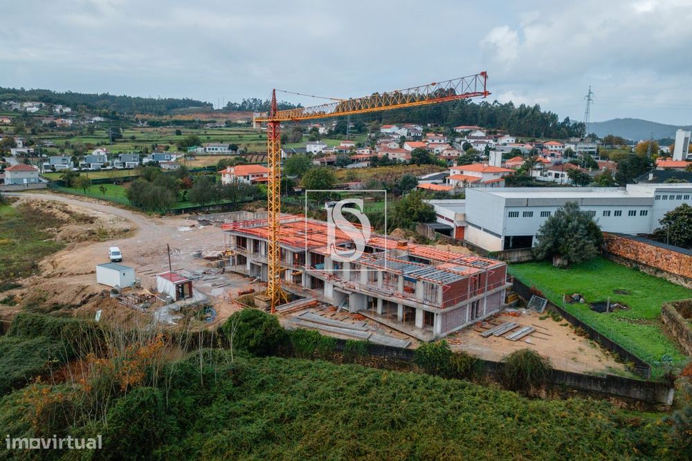 Apartamento T3 em fase de construção, c/ 3 frentes e garagem fechada