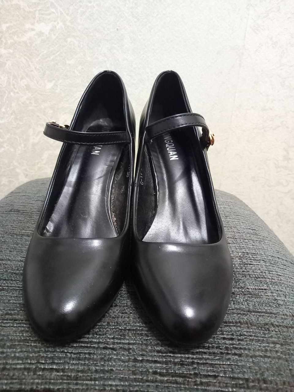 Жіночі туфлі з застібкою чорного кольору р.38