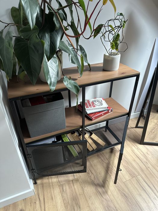 Regał metalowy z drewnianym blatem, metalowe drzwi