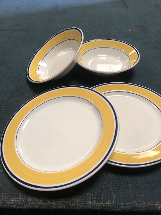 Pratos grandes e dois fundos