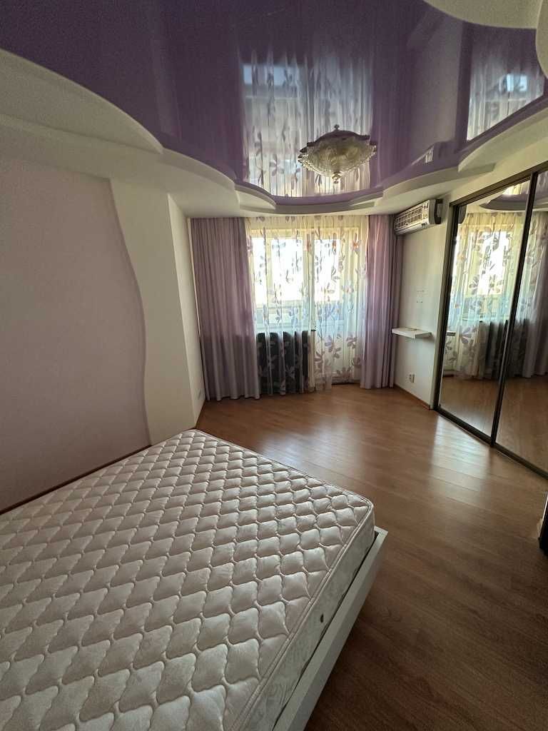 Продаж найбільшої квартири 213 м² у ЖК Корона, вул. Срібнокільська 1