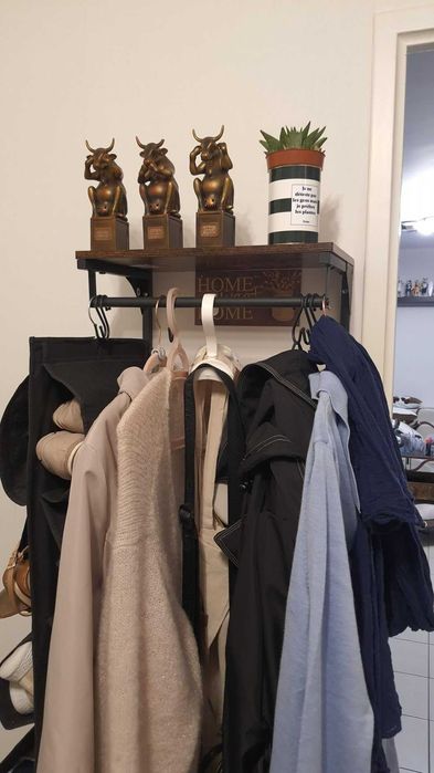 Loftowy czarny rustykalny z haczykami do powieszenia dom