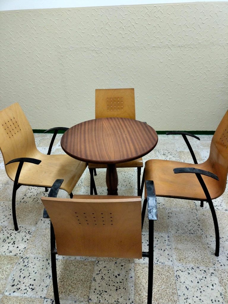 Mesas e cadeiras- bom estado/preço