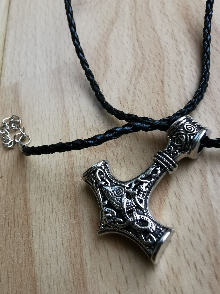 Naszyjnik z młotem Thora oraz wilkami