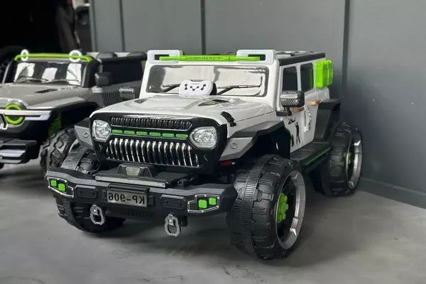 Дитячий електромобіль