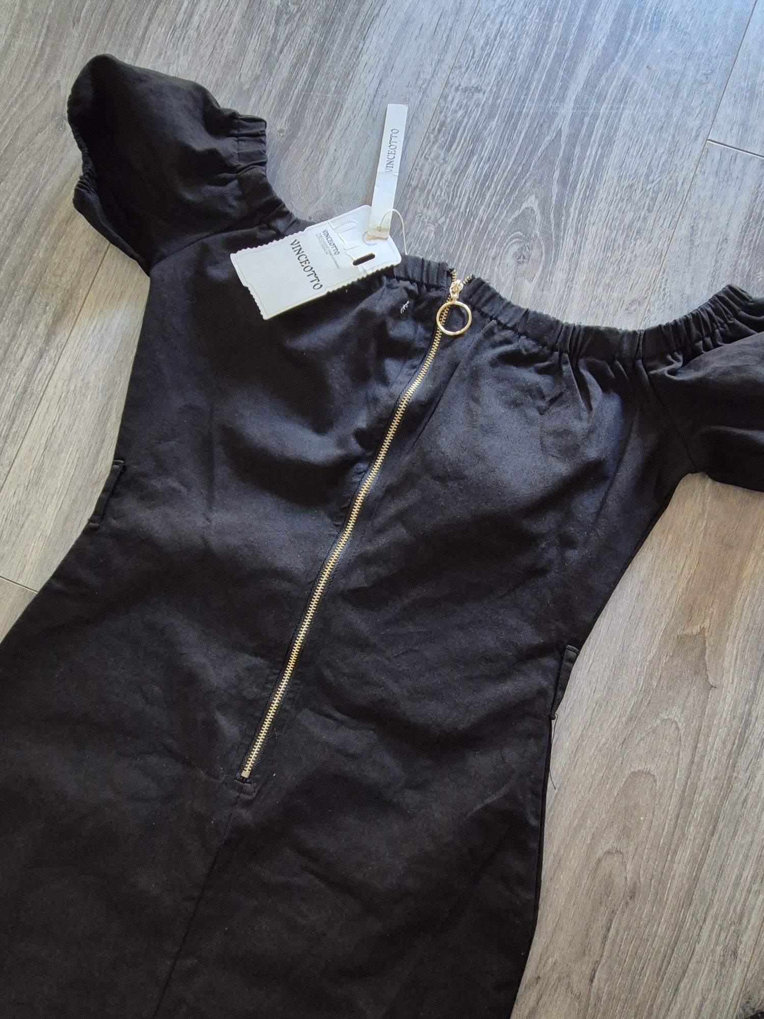 Vestido Preto Justo com Cinto

Tem dois pequenos bolsos no peito
Fecho