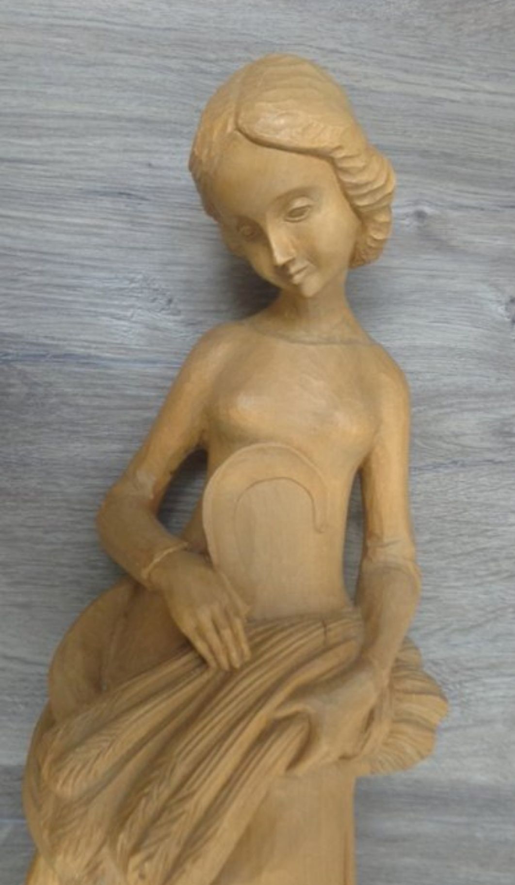 Rzeźba kobieta że zbożem i sierpem