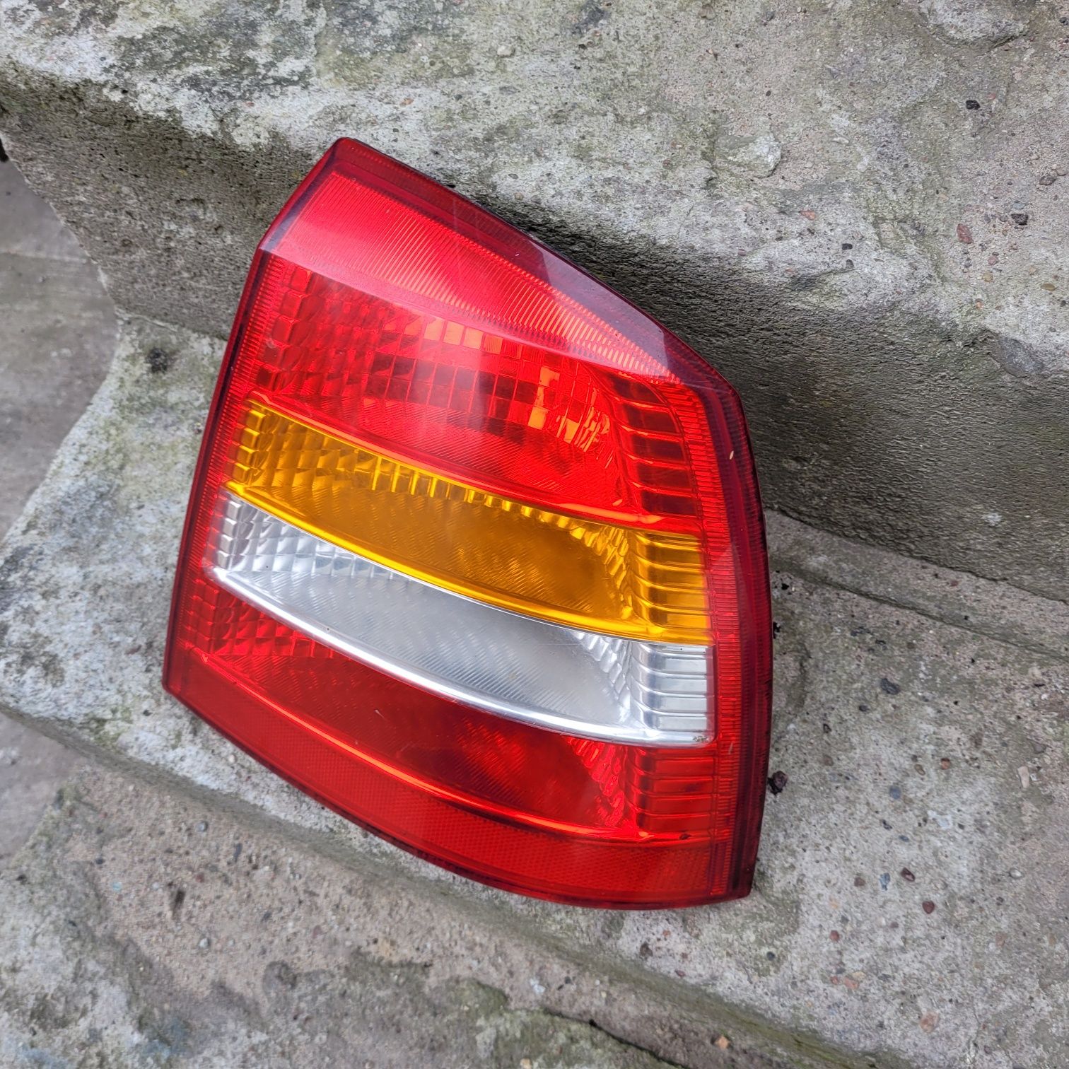 Lampa tył prawa opel astra II G hatchback 2002r 3 drzwi