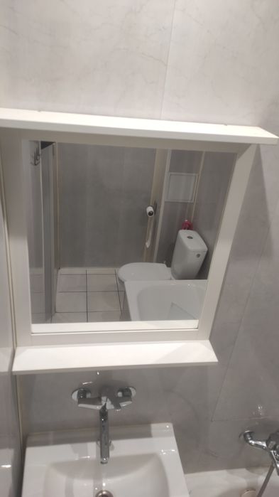 Lustro łazienkowe z półką