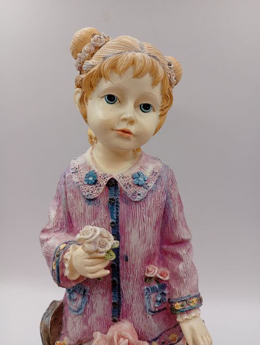 Figurka dziewczynki z taczką