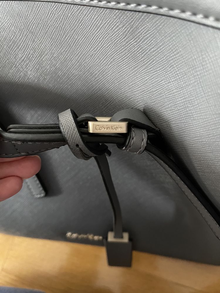 Torebka calvin klein kolor stalowo srebrny