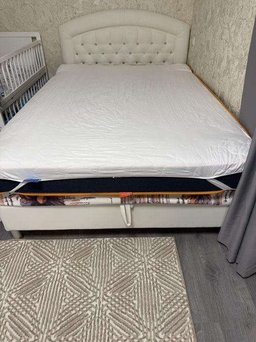 Продам ліжко у відміному стані розмір 140 на 200 см