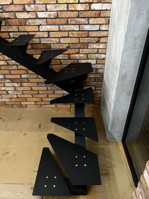 Schody na konstrukcji metalowej nowoczesne loft stalowe