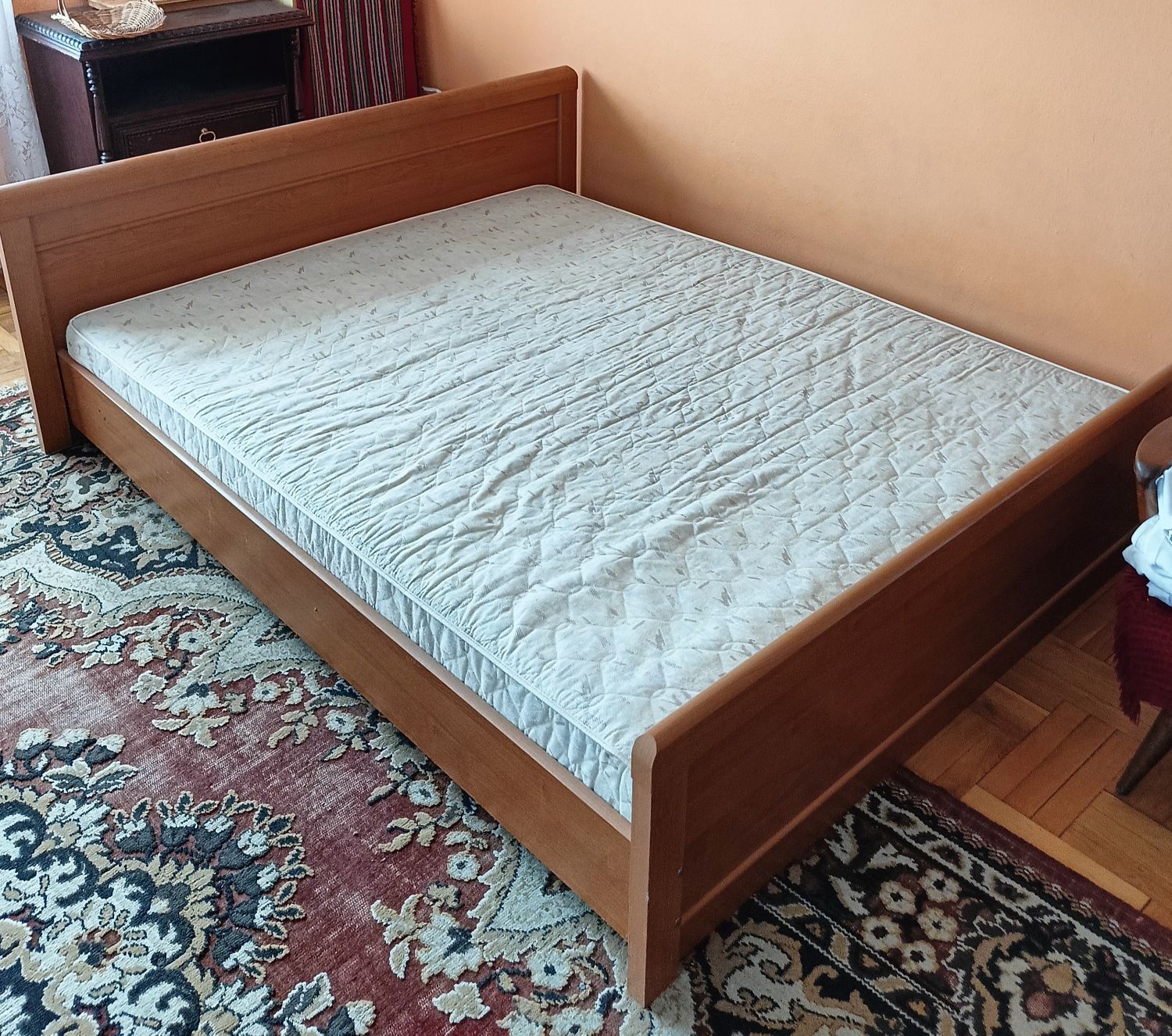 Łóżko z materacem 205x177.5x68.5