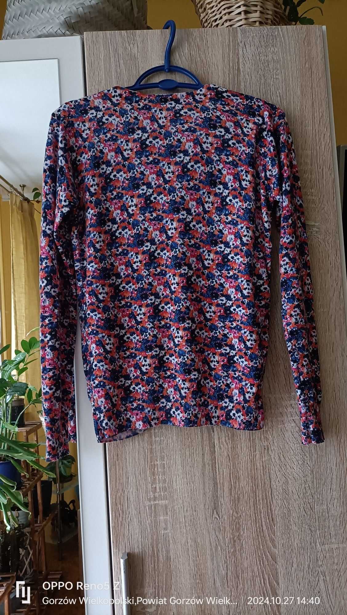 Kolorowy sweterek w kwiaty z wiskozy i poliamidu.