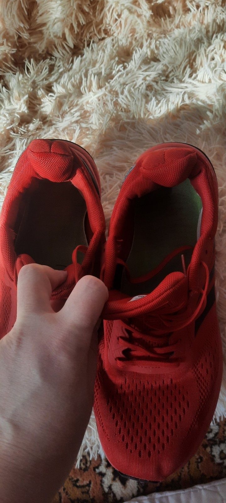 Червоні кросівки адідас
